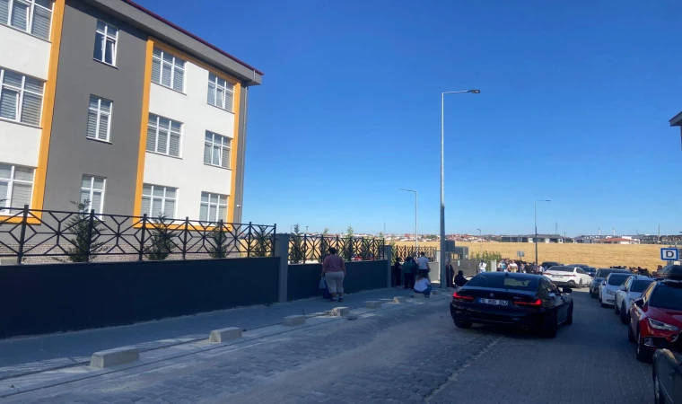 Öğrenciler İçerde, Veliler Dışarda Heyecan Yaşadı