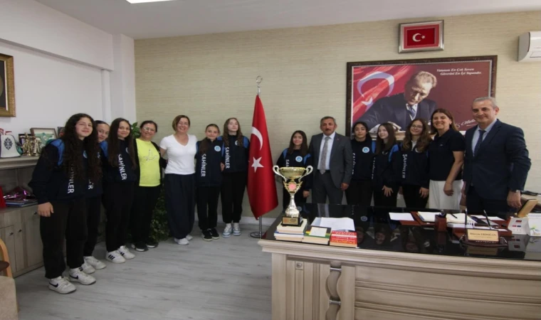 Şampiyonlardan İlçe Milli Eğitim Müdürü Erdoğan’a Ziyaret