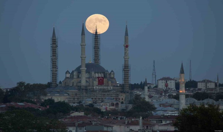 Edirne’de Selimiye Camii ile dolunay manzarası mest etti