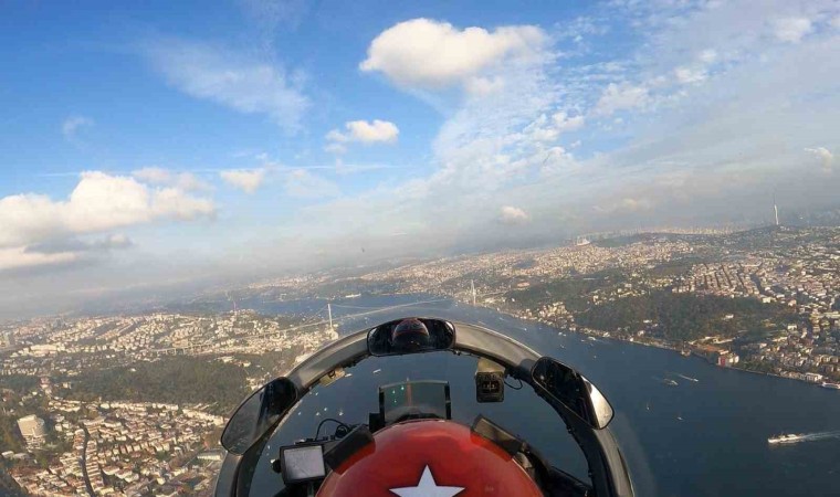 Türk Yıldızları’nın havadaki 100. yıla özel gösterisi kokpitten görüntülendi