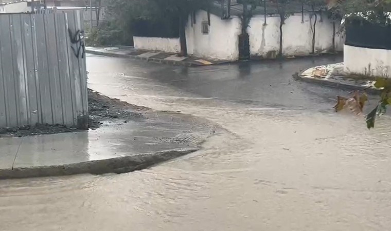 Arnavutköy’de cadde ve sokaklar su altında kaldı