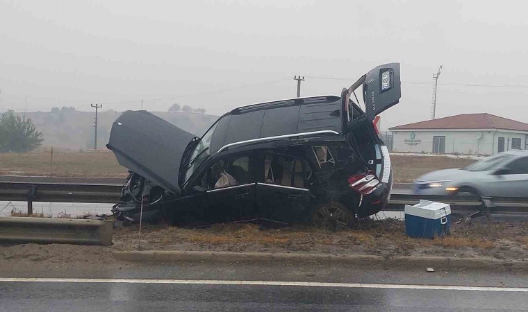 Bariyere çarpan cip asılı kaldı: 1 yaralı