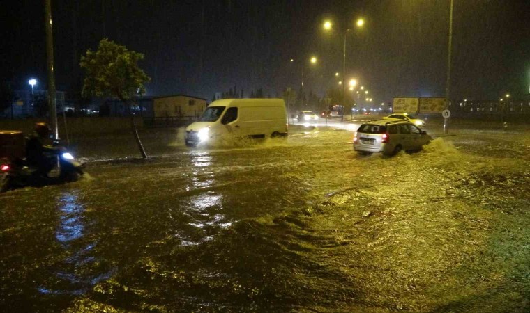 Çanakkale’de cadde ve sokaklar göle döndü