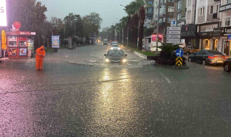 Çanakkale’de cadde ve sokaklar göle döndü