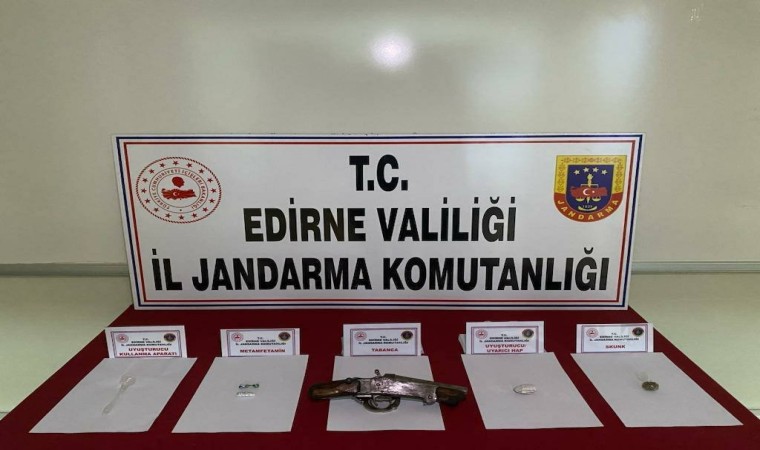 Edirne’de bir araçta uyuşturucu ve silah yakalandı