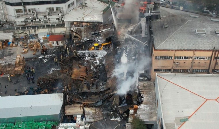 Esenyurt’ta fabrika deposundaki yangın söndürüldü