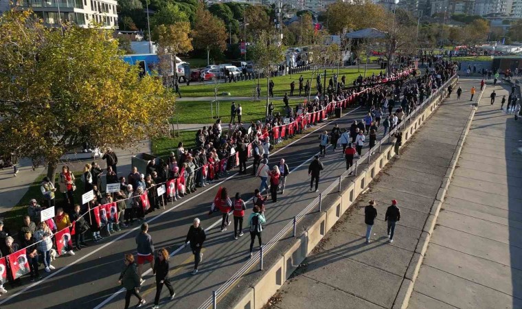 Kadıköy’de binlerce kişi Ata’ya Saygı Zinciri oluşturdu