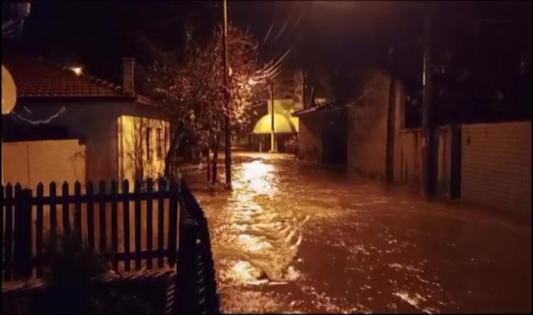 Kazdağları’nın eteklerindeki köylerde sokaklar derelere döndü