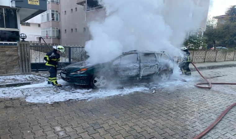 Kırklareli’de park halindeki otomobil alev aldı