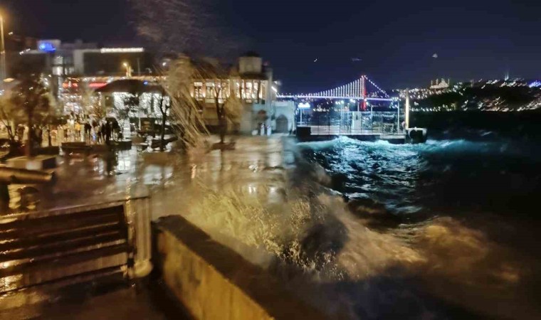 Marmara Denizi’nde fırtına: Dalgalar 2 3 metreye ulaştı, seferler iptal edildi