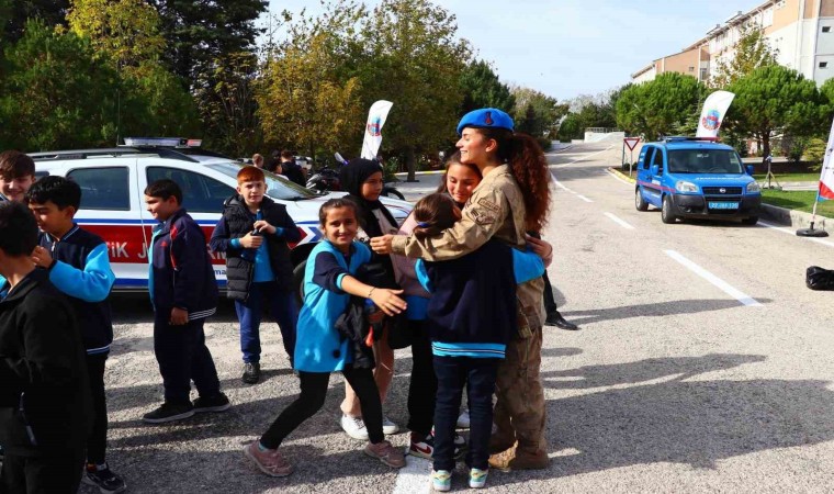 Öğrenciler Edirne jandarmasında hem eğlendi hem de öğrendi