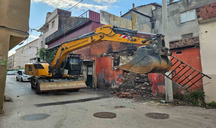 Osmangazi’de metruk binalar yıkılıyor