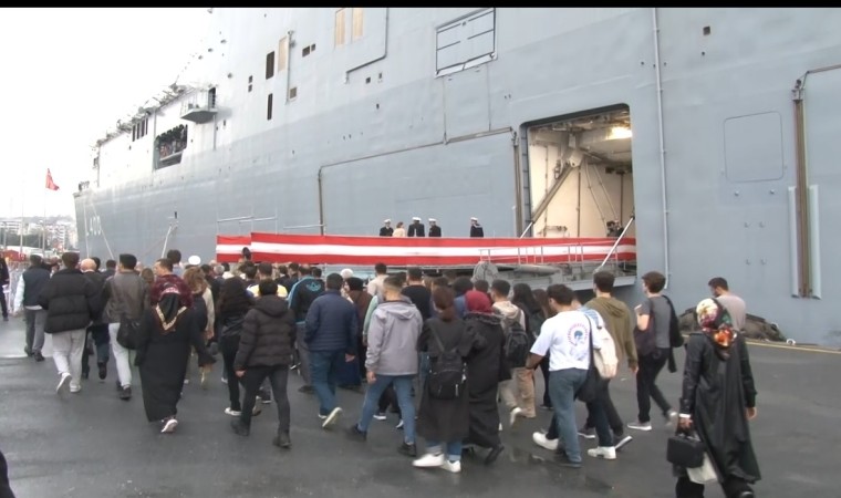 SİHA gemisi TCG Anadolu’ya vatandaşlar yoğun ilgi gösterdi