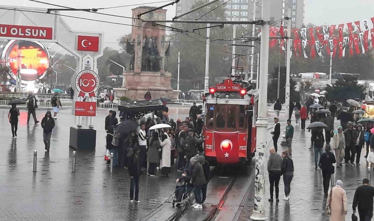 Taksim’de sağanak yağış vatandaşlara zor anlar yaşattı