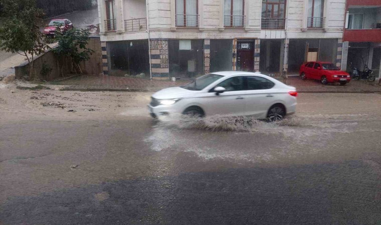 Tekirdağ’da şiddetli yağış: Sokaklar dere gibi aktı