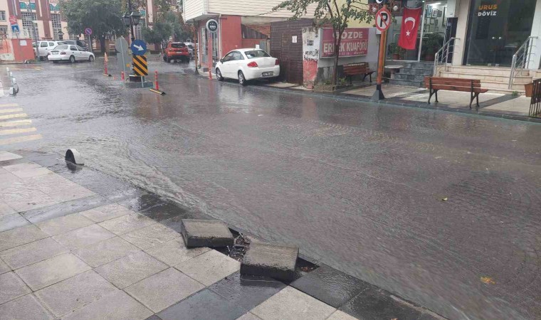 Tekirdağ’da yağış şiddetini artırdı: Yollarda su birikintileri oluştu