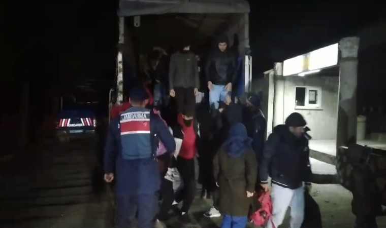 Ayvacık’ta minibüs ile kamyonet kasasından 63 kaçak göçmen çıktı, 2 organizatör yakalandı