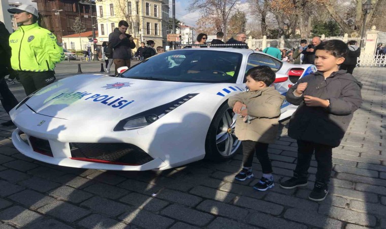 Çeteden ele geçirilen ultra lüks araç polis otosu olarak Sultanahmet’te sergilenmeye devam ediliyor