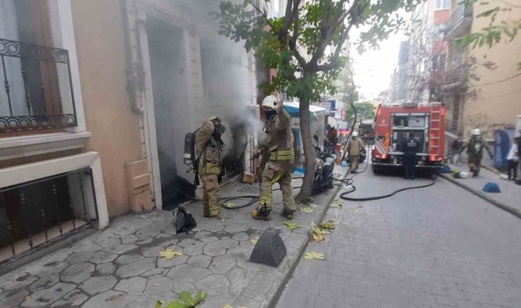 Cihangir’de korkutan yangın