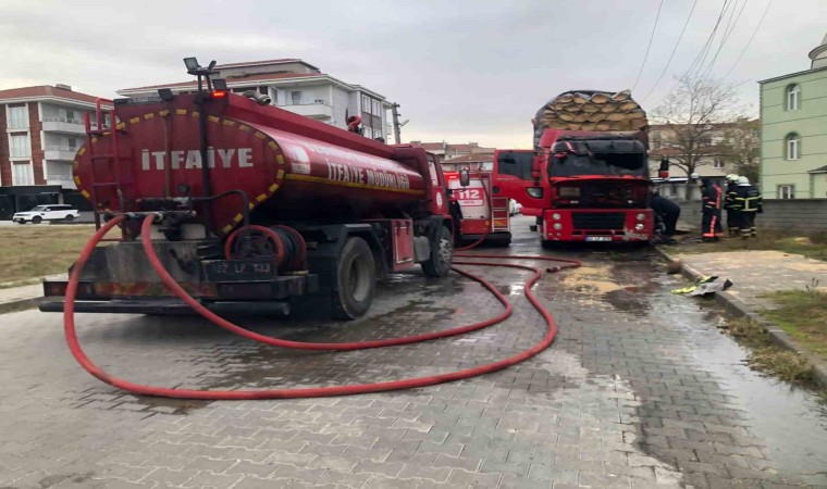 Edirne’de park halindeki kamyon alev alev yandı