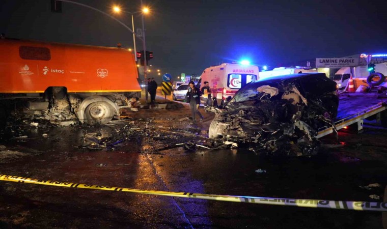 Esenyurt’ta katliam gibi kazada kırmızı ışıkta geçen cip, yol temizleme aracına çarptı: 2 ölü, 2 yaralı