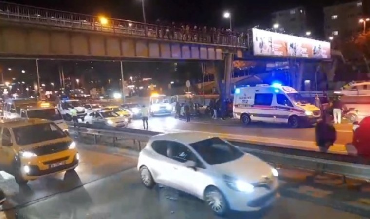 Kadıköy’de bir kişi üst geçitten atladı