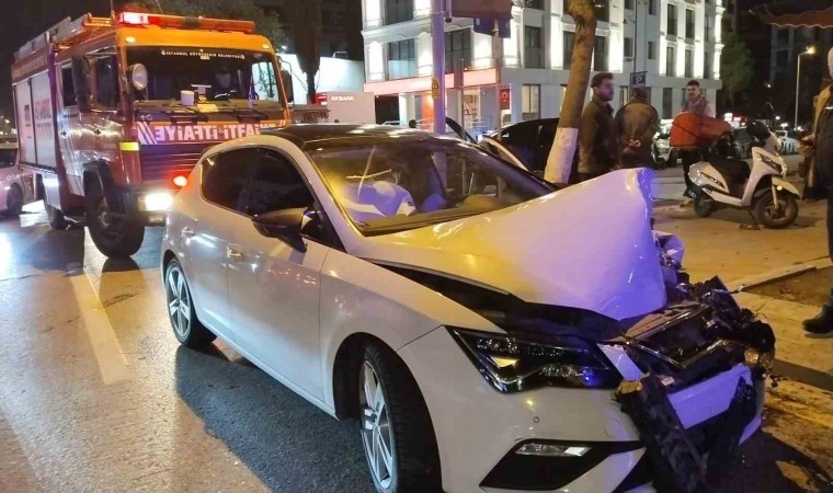 Kadıköy’de makas atarak ilerleyen otomobil kazaya neden oldu