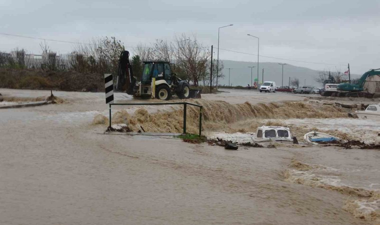 Kepez deresindeki taşkın devam ediyor, sahil yolu trafiğe kapalı