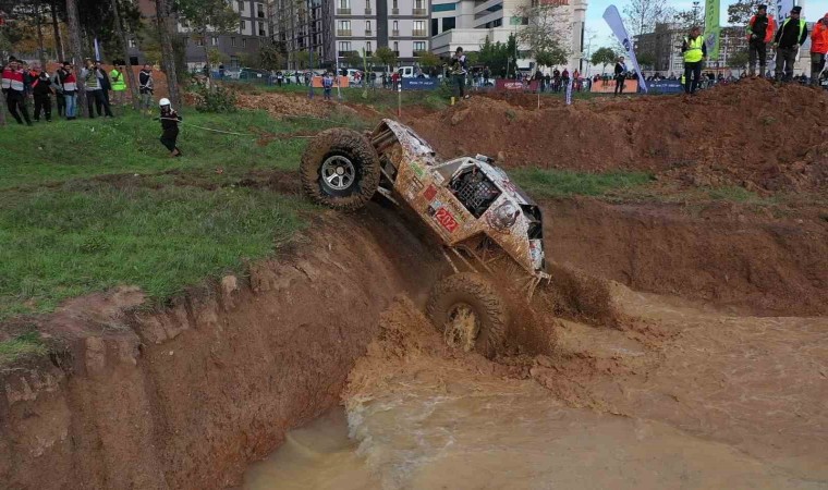 Pendik’te dev arazi araçlarının engelli parkurda off-road yarışları nefes kesti