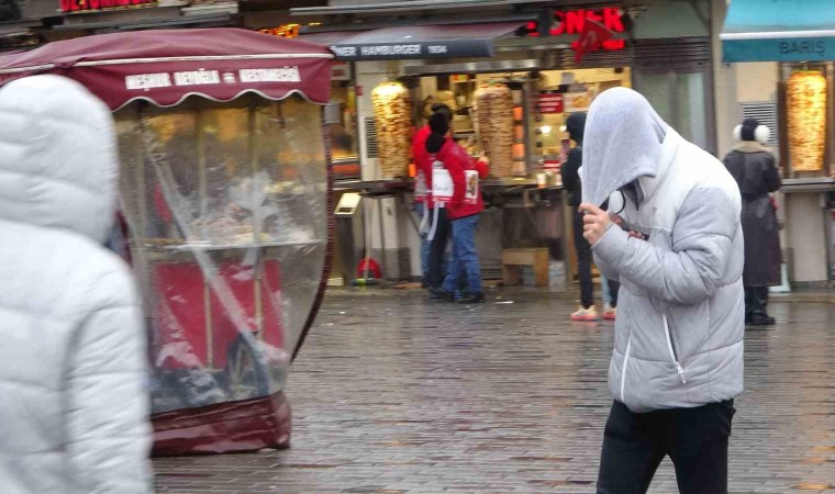 Taksim’de kuvvetli rüzgar ile yağış vatandaşlara zor anlar yaşattı