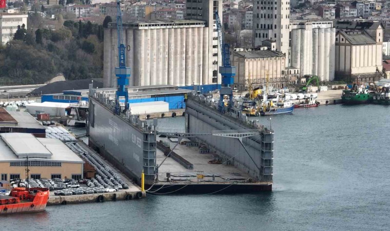 Türkiye’de üretilen en büyük yüzer havuz Haydarpaşa Limanı’nda: Dev yüzer dron kamerasıyla görüntülendi