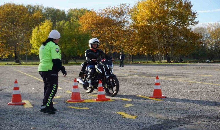 Uzman polisler, meslektaşlarına motosiklet eğitimi veriyor