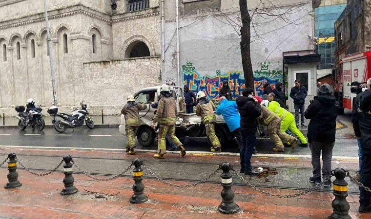 Beyoğlu’da tramvay ile kamyonet çarpıştı: 1 yaralı