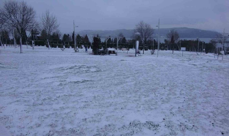 Çanakkale’de kar yağışı etkili oldu