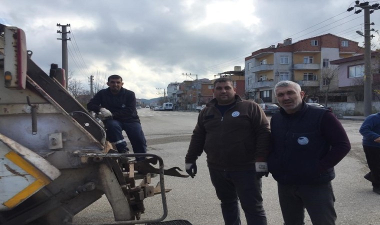 Çöp konteynerine atılan 5 yavru köpek temizlik personelinin dikkatiyle kurtarıldı