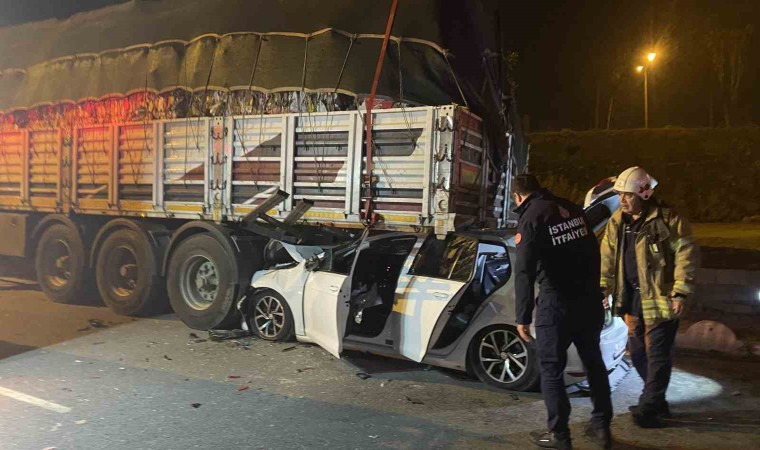 Esenler’deki feci kazada otomobil park halindeki tırın altına girdi: 2 yaralı