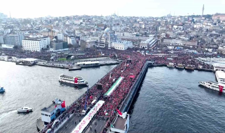 Galata Köprüsü’nde düzenlenen Filistin’e destek yürüyüşüne binlerce vatandaş akın etti