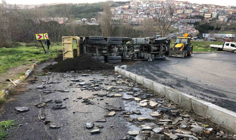 Kağıthane’de kum yüklü kamyon devrildi: 1 yaralı