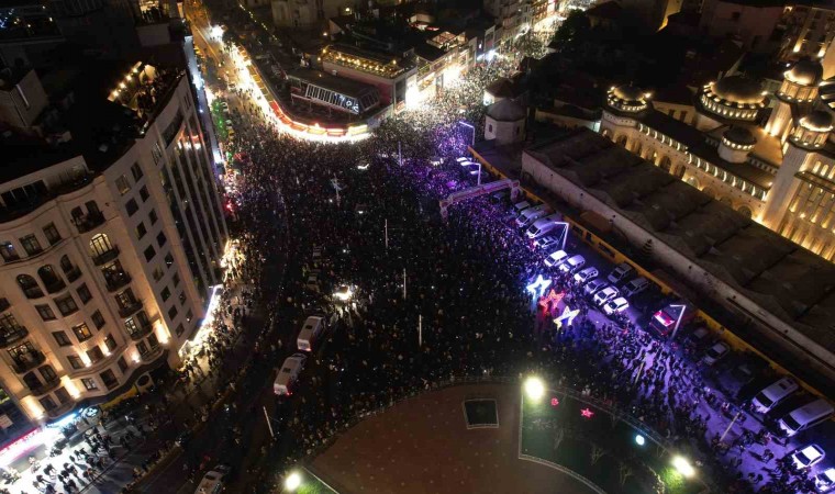 Taksim Meydanı’nda vatandaşlar yeni yılı kutladı