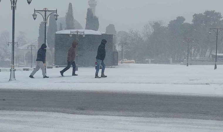 Tekirdağ’da yoğun kar tipiyle sürüyor: Vatandaşlar yürümekte güçlük çekti