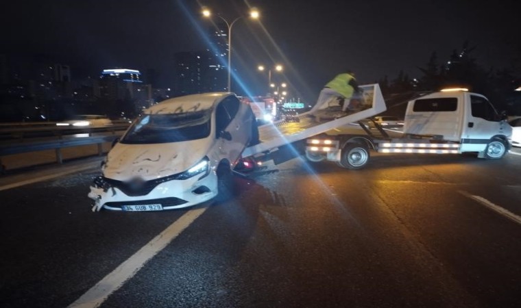 Ümraniye’de seyir halindeki otomobil önündeki araca çarpıp takla attı: 1 yaralı