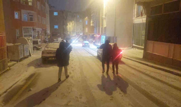 Yoğun kar yağışı gece yarısına kadar sürdü