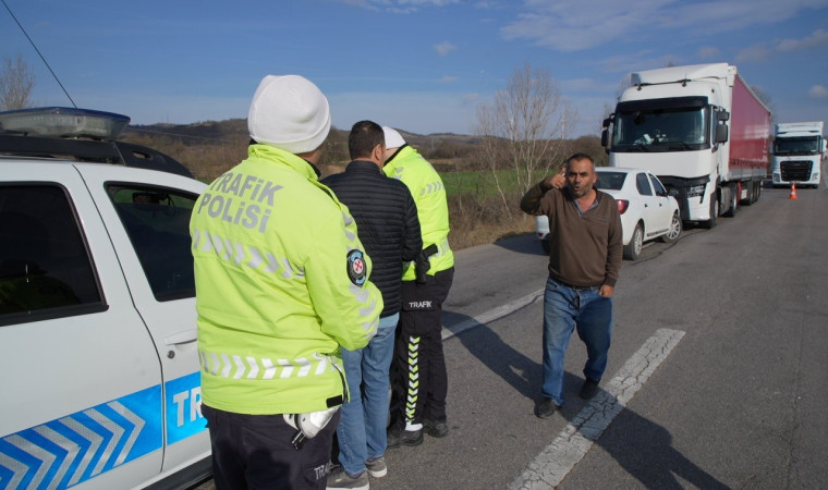 Alkollü sürücü, görevini yapan polise, ”Seninle işim yok benim, kralı, hakimi, savcısı gelsin” dedi