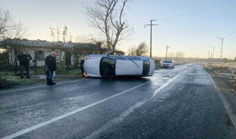 Büyükçekmece’de buzlanan yolda araç yan yattı