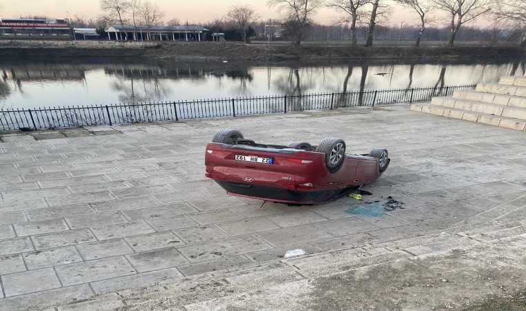 Edirne’de takla atan otomobil az kalsın Tunca Nehri’ne uçuyordu