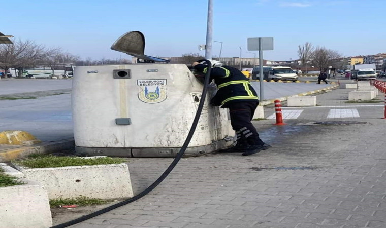 Lüleburgaz’da çöp konteynerinde çıkan yangını itfaiye söndürdü