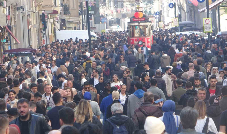 Şubat ayında güneşli ve sıcak havayı fırsat bilenler Taksim’e akın etti