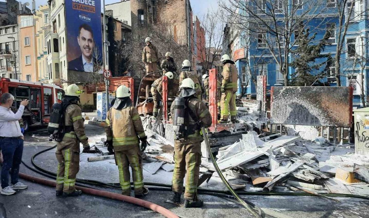 Tarlabaşı Bulvarı’nı dumanlar sardı: Kamyonetin kasasındaki malzemeler alev alev yandı