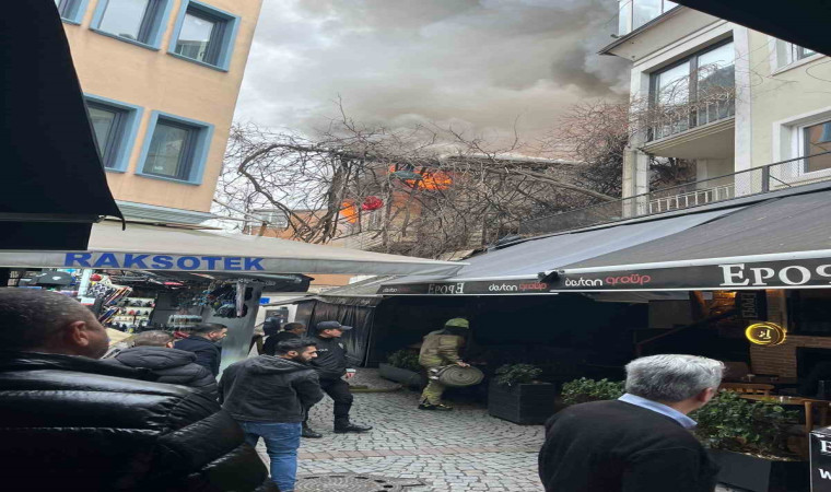 Ortaköy’de bulunan 2 katlı iş yeri alev alev yandı