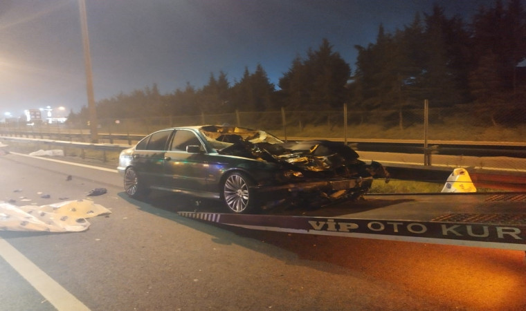 Pendik Kurtköy TEM Otoyolu’nda yolun karşısına geçmek isteyen 4 kişiye otomobil çarptı. Yolun karşısına geçmek isteyen aynı aileden 4 kişi ve otomobil sürücüsü hayatını kaybetti.